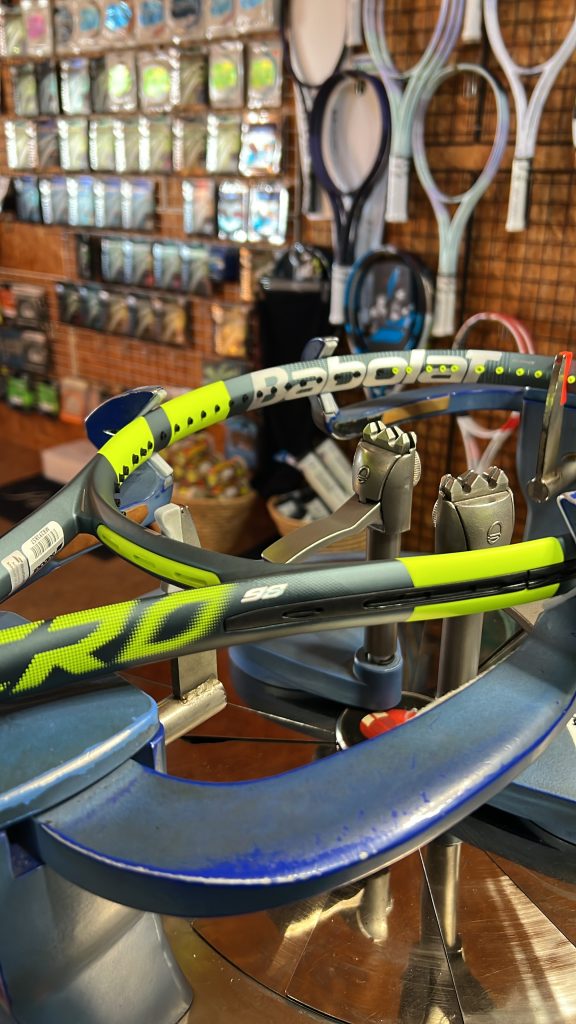 張替工賃は3300  店内のガット、ストリングを購入頂いた場合は、最大50%OFF